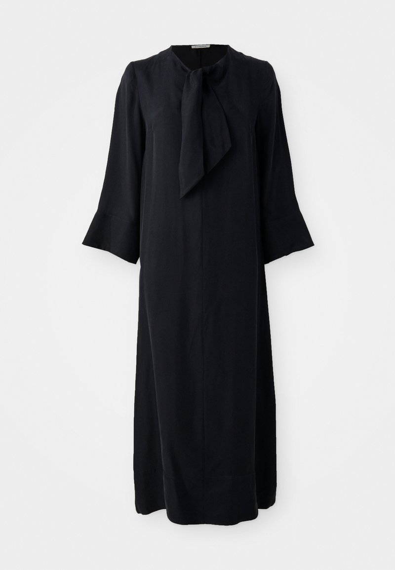Schwarzes Midi-Kleid mit Stehkragen und einer Schleifendetail, langen Ärmeln und lockerer Passform, aus einem glatten Stoff mit matter Oberfläche gefertigt.