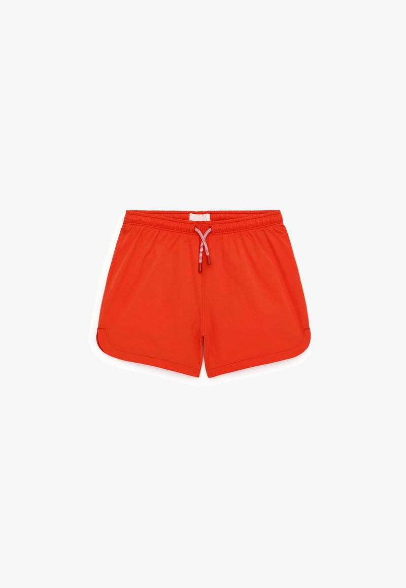Short de bain rouge vif avec taille élastique et cordon blanc, tissu lisse, conçu pour une tenue décontractée ou sportive.