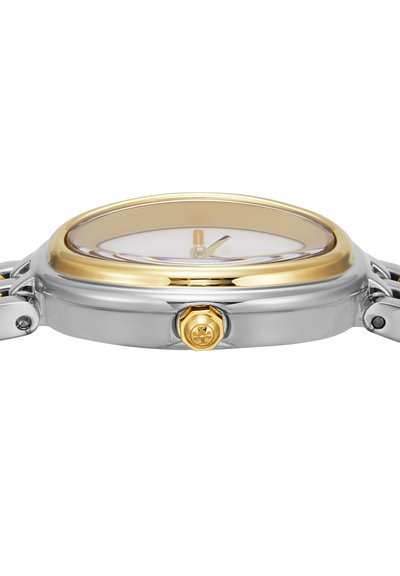 Montre bracelet ronde argent et or avec un cadran blanc et une couronne dorée, vue de côté, mettant en avant un profil fin et la connexion du bracelet en maillons métalliques.