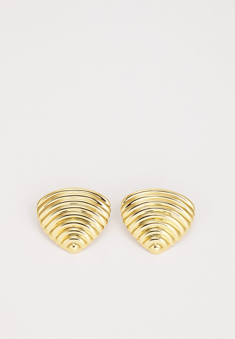 Boucles d'oreilles en ton or en forme d'éventail avec une texture striée, présentant une finition lisse et des accents arrondis pour plus de détails.