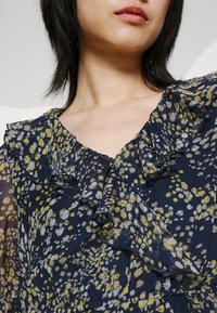 Vero Moda VMDORA KAYA SHORT DRESS  - Φόρεμα ημέρας - dunkelblau