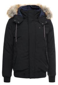 Černá zimní bunda s kapucí lemovanou kožešinou, předními kapsami, žebrovanými manžetami a stahovacími šňůrkami s červenými, bílými a modrými akcenty.