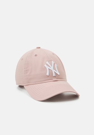 Casquette de baseball rose clair avec logo brodé en blanc des New York Yankees, conception à six panneaux et visière incurvée sur fond uni.
