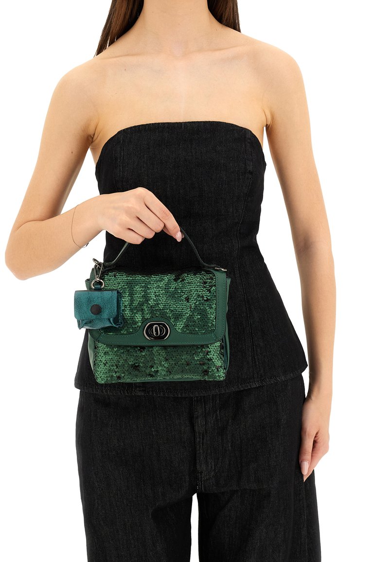 Borsa a tracolla verde con paillettes e dettagli in pelle, dotata di manico superiore, una piccola tasca attaccata e una chiusura centrale metallica.
