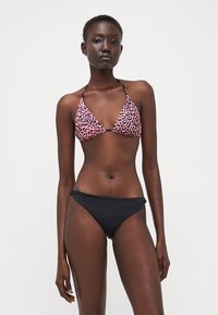 Top bikini in stampa leopardata rosa con coppe a triangolo e fondo nero. Tessuto liscio con dettagli minimi e spalline regolabili.