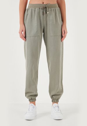 REGULAR FIT - Träningsbyxor - khaki