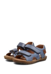 Modré kožené sandály se dvěma nastavitelnými suchými zipy, otevřenou špičkou a hnědým koženým podšíváním, s malou logovou nášivkou na boku.