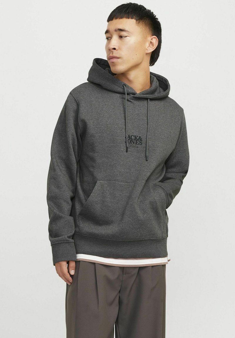 Sudadera gris hecha de una tela suave, con un bolsillo frontal, capucha ajustable con cordón y un pequeño logotipo negro en el pecho.