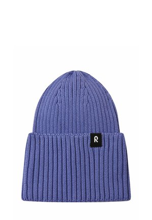 Wełniana czapka beanie w jasnym purpurowym kolorze. Posiada prążkowaną teksturę oraz zawinięty mankiet z czarną kwadratową metką z literą "R."