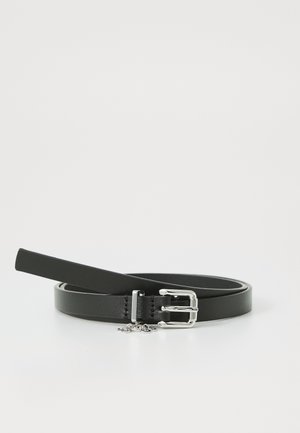 Zwarte leren riem met een glanzende zilveren gesp. Het heeft een gladde textuur en een smalle vorm, met gaatjes voor aanpassing en een kettingaccent.