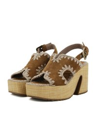 Scarpe platform in suede marrone con punta aperta, rifinite con un trim ricamato decorativo e un tacco in juta chunky. Chiusura con fibbia e suola testurizzata.