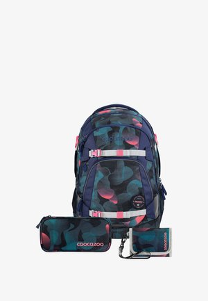 Rucksack aus dunkelblauem Canvas, mit einem bunten abstrakten Muster in Teal und Pink. Inklusive passendem Federmäppchen und Geldbörse.