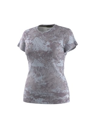 Camiseta femenina ceñida de manga corta con cuello redondo que presenta un patrón abstracto en gris y azul claro sobre un fondo blanco.