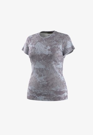 Camiseta femenina ceñida de manga corta con cuello redondo que presenta un patrón abstracto en gris y azul claro sobre un fondo blanco.