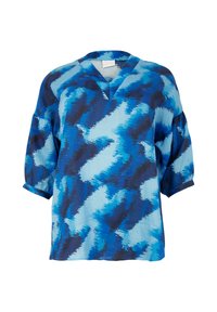 Blau gemusterte Bluse mit lockerer Passform, kurzen Ärmeln und V-Ausschnitt. Das Design umfasst verschiedene Blautöne und dunkle Akzente.