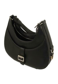 Bolso de hombro de cuero negro con diseño curvado, cierre superior con cremallera y acentos en hardware plateado; cuenta con una correa ancha y textura suave.
