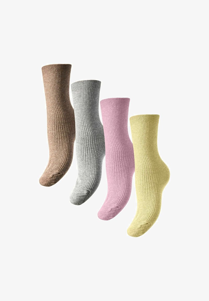 Quatre chaussettes en tricot côtelé de couleur marron, gris, rose et jaune, disposées côte à côte sur un fond blanc.