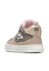 Beige a leopardí vysoké tenisky s bílou hvězdou, růžovým polstrovaným interiérem a bílou gumovou podrážkou.