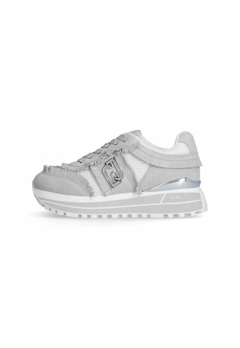 Sneakers grigio chiaro con un mix di suede e tessuto, tomaia texturizzata con frange e dettaglio del logo argentato. Suola in gomma bianca.