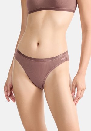 Bruine geribbelde tangaonderbroek met een gladde tailleband. Kenmerkt zich door subtiele branding aan de zijkant, ontworpen voor een nauwsluitende pasvorm.