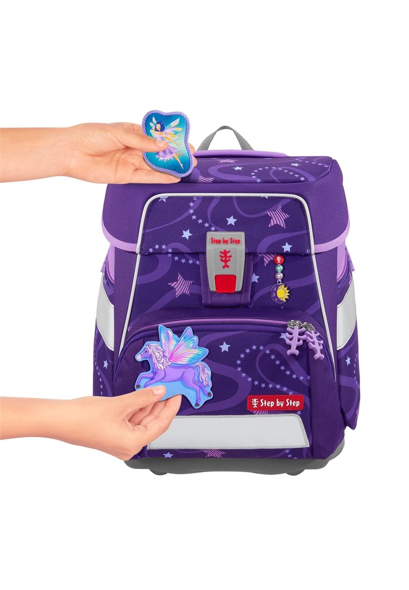 Mochila morada con parches de hada y unicornio, material texturizado, detalles en gris, patrones de estrellas, bolsillo frontal y correas ajustables.