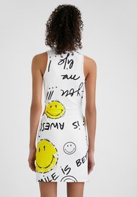 Desigual Vapaa-ajan mekko - white
