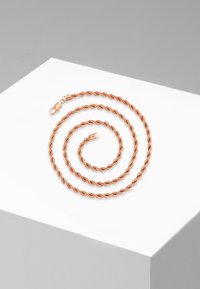 Collana a catena in oro rosa, con un design a spirale. Texture liscia con chiusure a scatto su entrambi i lati. Tre lunghezze variabili intrecciate.