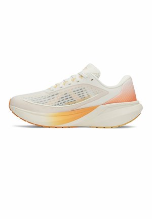 Lichtbeige hardloopschoen met oranje verloop middenzool, mesh bovenwerk met kleine ventilatiegaatjes en witte veters, zijaanzicht.