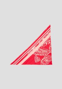 Écharpe triangulaire rouge avec des motifs paisley et des rayures blanches le long des bords ; fabriquée en tissu doux et léger avec des bords effilochés.