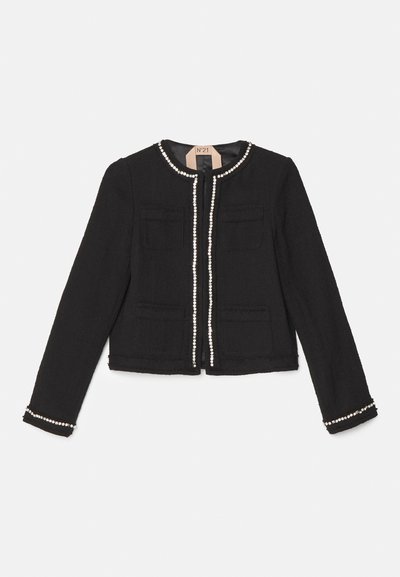 Μαύρο κοντό μπουφάν με υφή, στρογγυλή λαιμόκοψη, περιθώρια από μαργαρίτες κατά μήκος του μπροστινού μέρους και των μανικιών, και δύο μπροστινές τσέπες.