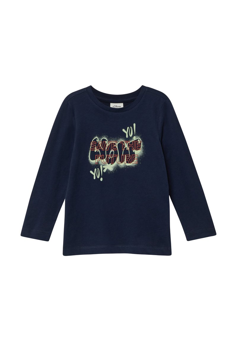 Navy blauwe longsleeve katoenen t-shirt met een ronde hals en een kleurrijke grafische tekst: "RED DE TOEKOMST" en "YO!" in contrasterende kleuren.