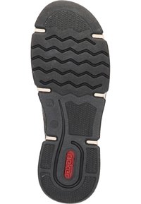 Suola di scarpa in gomma nera con un motivo a zigzag, sezioni testurizzate e un logo rosso. Presenta scanalature per aderenza e durabilità.