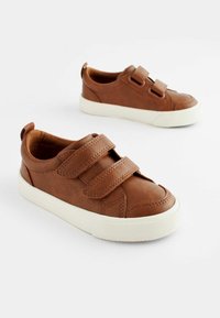Brune lædersneakers med velcroremme, hvide gummisåler, afrundede tåspidser og struktureret detaljer på siderne.