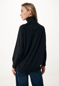 Maglione a collo alto di colore grigio scuro, dalla vestibilità ampia, con polsini e orlo a coste. Morbido al tatto e dall'aspetto leggero. Design casual.