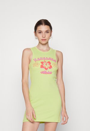 Vestido verde sem mangas com um design justo. Apresenta gráficos em florais rosas e a inscrição "Hawaii Aloha". Feito de um tecido macio e elástico.