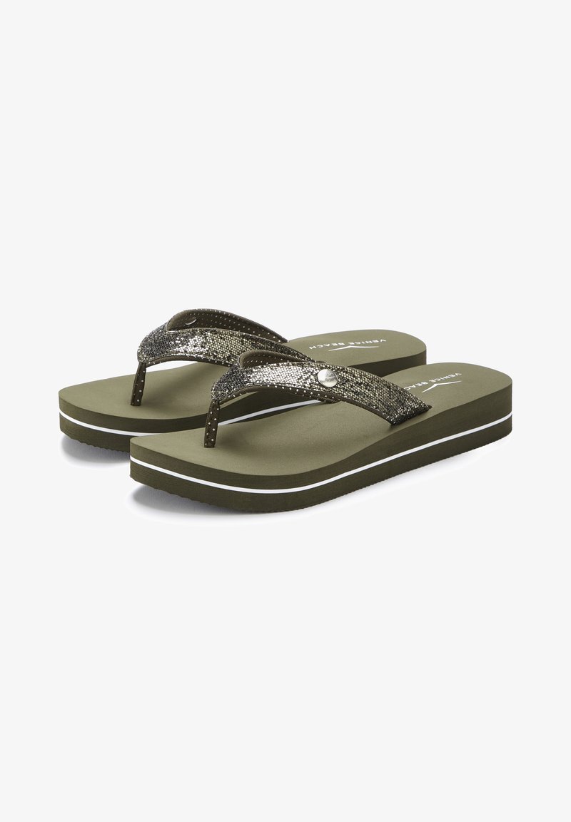 Grüne Flip-Flops mit einem strukturierten metallischen Riemen, der ein kleines Metalldetail aufweist. Dicke gepolsterte Sohle mit einem weißen Streifen.