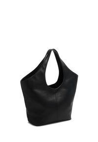 Svart läder tote-väska med en bred, rundad kropp och förlängda urklippta handtag. Slät textur och minimalistisk design utan synlig hårdvara.