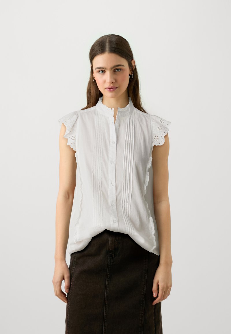 Witte blouse met korte mouwen en hoge kraag, versierd met verticale plooien en kantafwerking op de mouwen en zijkanten; gemaakt van lichtgewicht katoen.
