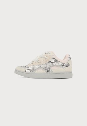 Χαμηλό sneaker σε άσπρες και μπεζ αποχρώσεις, με σχέδιο φίδιου δέρματος στα πλαϊνά, λευκά κορδόνια και ανοιχτογκρι σόλα σε μονόχρωμο φόντο.