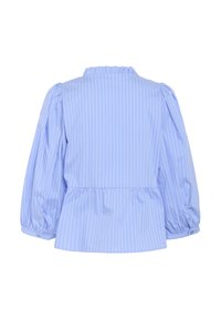 Blusa blu a righe con maniche a palloncino, scollatura arricciata e vita smock. Presenta righe bianche verticali per contrasto.