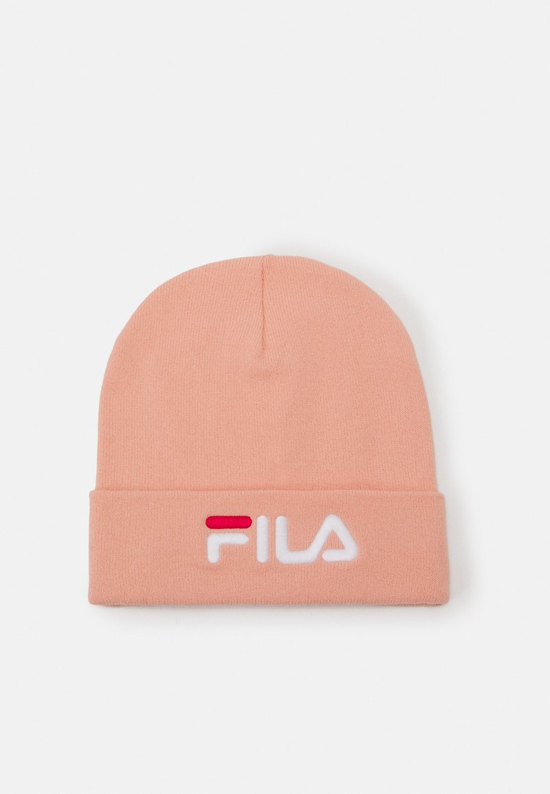 Roza pletena kapa s preklopom, s bijelim FILA logotipom naglašenim crvenom linijom. Materijal izgleda mekano i rastezljivo.