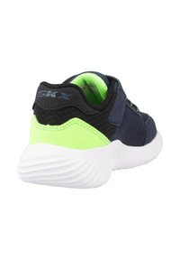 Zapatilla deportiva de malla en color navy con acentos en verde lima y suela de goma blanca. Presenta una tela texturizada y un collar acolchado para mayor comodidad.