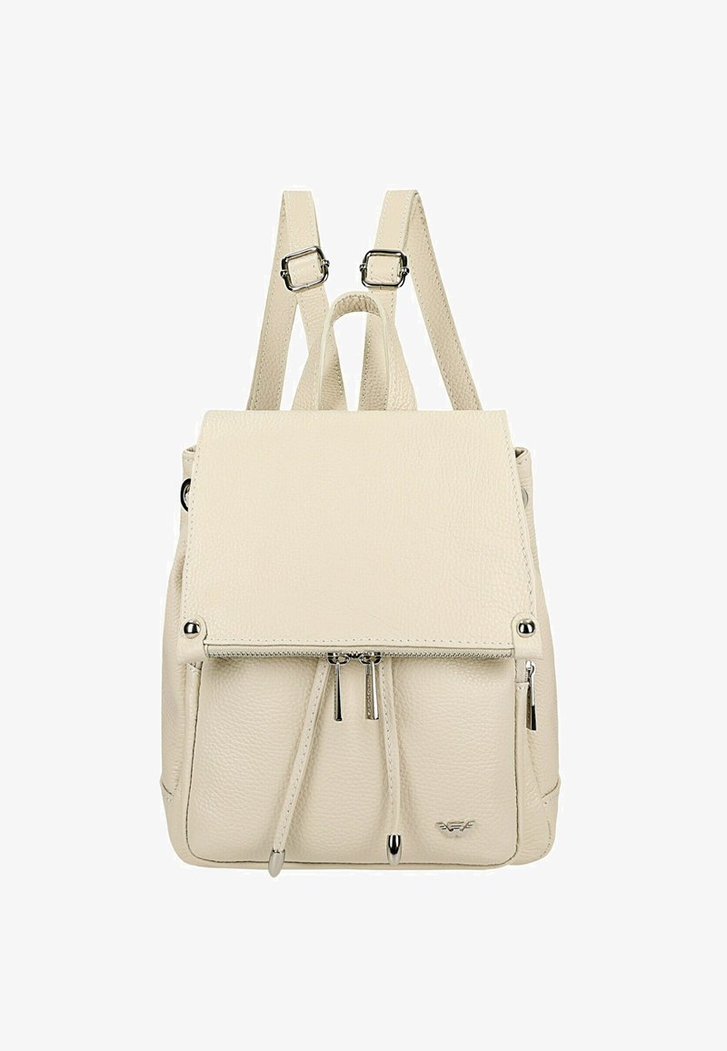 Beige leren rugzak met een textuurafwerking, voorzien van een flapluiting, een ritsvak aan de voorkant en verstelbare schouderbanden. Inclusief metallic accenten.