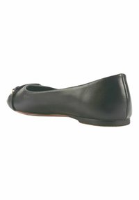 Bailarina de cuero negro con punta redondeada, leve tacón y un detalle decorativo de nudo en la parte delantera. Textura suave y diseño sencillo.