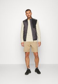 icebreaker MERINOM BERLIN - Träningsshorts - MEDIUM BEIGE