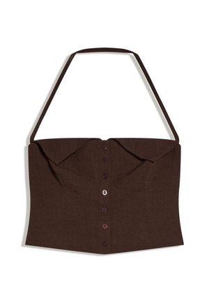 Top court marron foncé sans manches avec bretelle halter et fermeture boutonnée devant sur fond blanc.