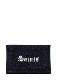 Črn pravokotni trak z belim gotskim besedilom "Saints" centrirano na njem.