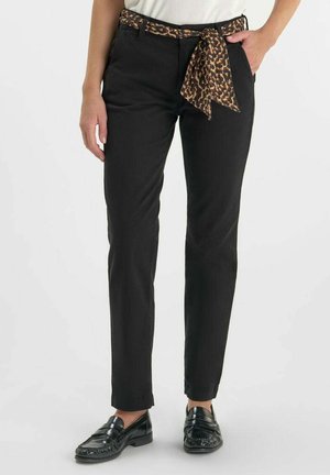 Zwarte broek met een slim fit, voorzien van een leren riem met luipaardprint die om de taille is gebonden. Klassiek ontwerp, gemaakt van glad materiaal.