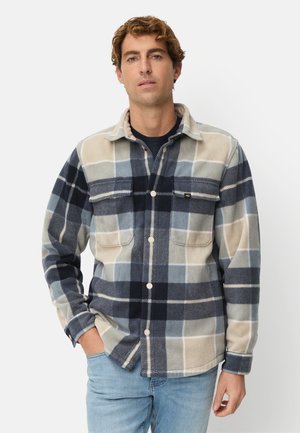 Kariertes Fleece-Hemd in Beige, Marineblau und Himmelblau, mit durchgehender Knopfleiste, zwei Brusttaschen und einem Kragen.