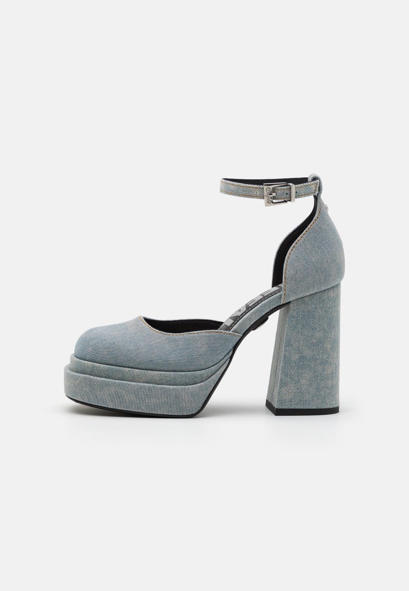 Denim plateau sko, lyseblå farve, rundet tå, høj blokhæl, justerbar ankelrem, kontrasterende sort sål, tekstureret stof.